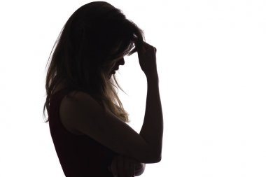 genç üzgün bir kadının profil silueti, kız alnına elini yaslar ve sorunları düşünüyor, zor yaşam durumları kavramı, depresyon