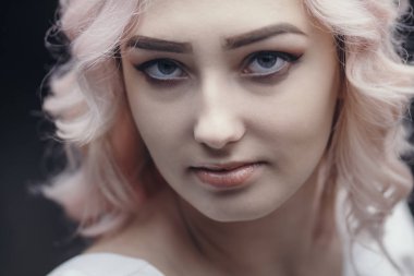 güzel bir sarışın kız portresi, kıvırcık saçlı genç bir kadının yüzü, cosplay, bir köylü kadın görüntü, masal karakteri, aktris