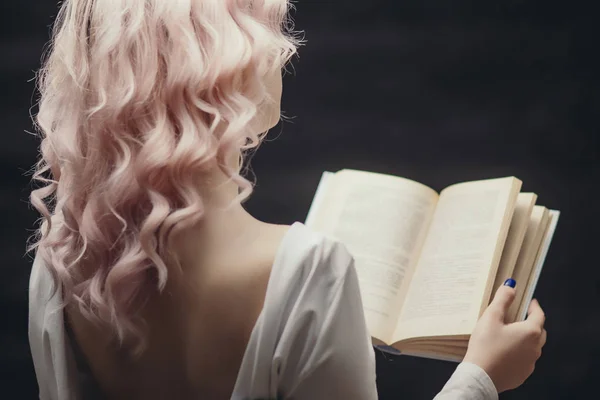 Blonde gelukkig meisje houden open boek, jonge mooie vrouw het lezen van een roman, concept van hobby, ontspanning op zwarte achtergrond — Stockfoto
