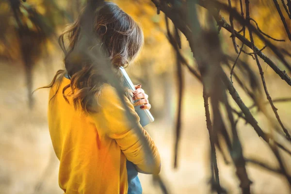 Hermosa chica leyendo libro en el bosque de otoño, mujer joven caminando en soledad en la naturaleza, concepto hobby y estilo de vida — Foto de Stock