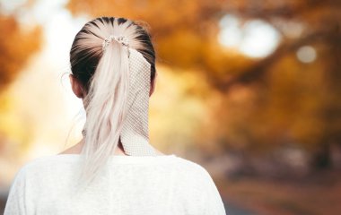 Asfalt yoldaki koşu pistinin arka planında kadın başı, sonbahar doğasında spor için at kuyruklu kız, konsept sağlık ve aktif yaşam tarzı