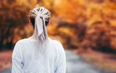 Asfalt yoldaki koşu pistinin arka planında kadın başı, sonbahar doğasında spor için at kuyruklu kız, konsept sağlık ve aktif yaşam tarzı