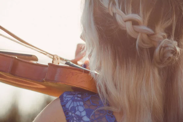 Romántica joven tocando el violín en la orilla del río, chica relajándose en soledad, actuación en la naturaleza, concepto hobby y música — Foto de Stock