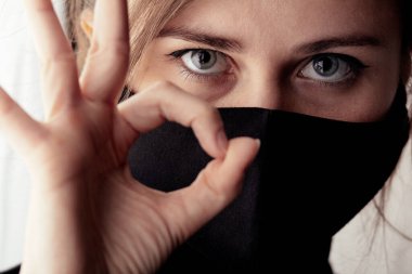 Siyah maskeli, moda ve yaşam tarzlı üzgün genç bir kadın 2020 'de karantina ve salgın altında.