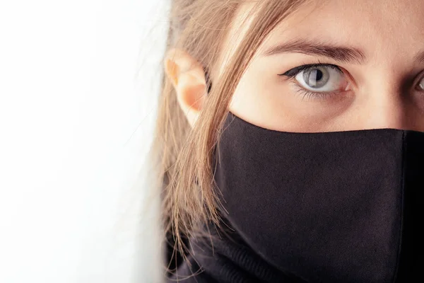 Deel Gezicht Van Trieste Jonge Vrouw Een Zwart Stijlvol Masker — Stockfoto