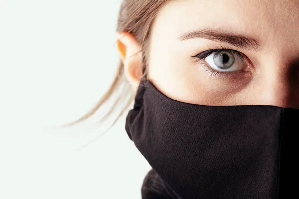 Deel Gezicht Van Trieste Jonge Vrouw Een Zwart Stijlvol Masker — Stockfoto