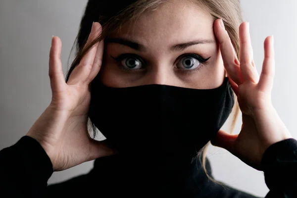 Portret Van Jonge Mooie Vrouw Beschermende Zwarte Stijlvolle Masker Met — Stockfoto