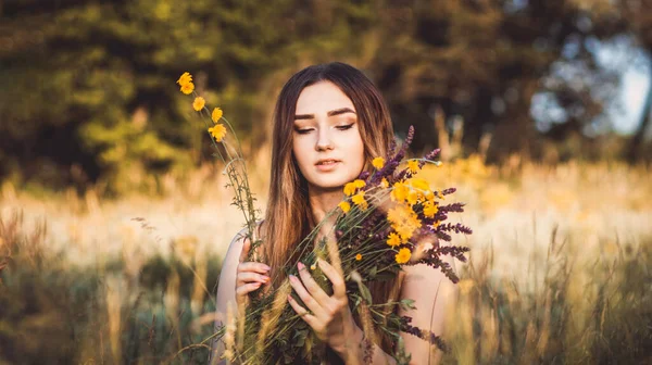 Beautiful Girl Collect Flowers Field Young Woman Long Hair Dress — Stock Photo, Image