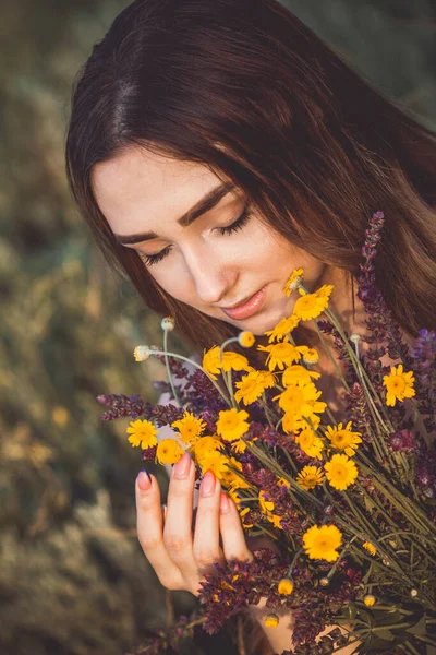 Beautiful Girl Bouquet Wildflowers Meadow Young Woman Long Hair Dress — Stock Photo, Image