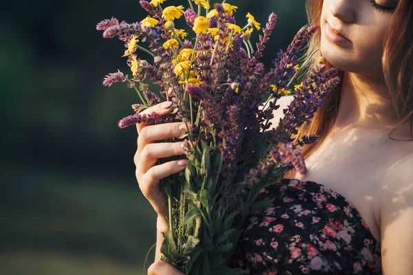 草原に野の花の花束を持つ美しい女の子 自然の上を歩くドレスで長い髪の若い女性 村の夏の柔らかい写真 — ストック写真