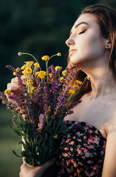Beautiful Girl Bouquet Wildflowers Meadow Young Woman Long Hair Dress — Stock Photo, Image