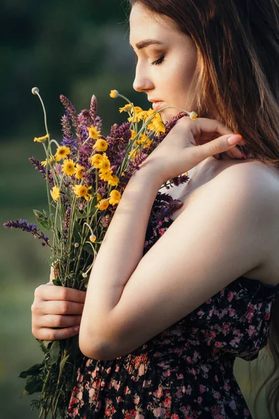 Schöne Mädchen Mit Strauß Von Wildblumen Auf Der Wiese Junge — Stockfoto