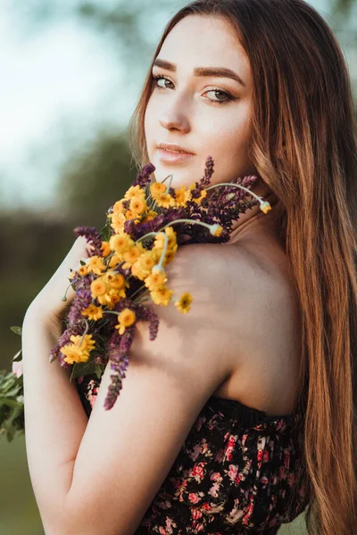 Gyönyörű Lány Csokor Vadvirágok Réten Fiatal Hosszú Haj Ruha Séta — Stock Fotó