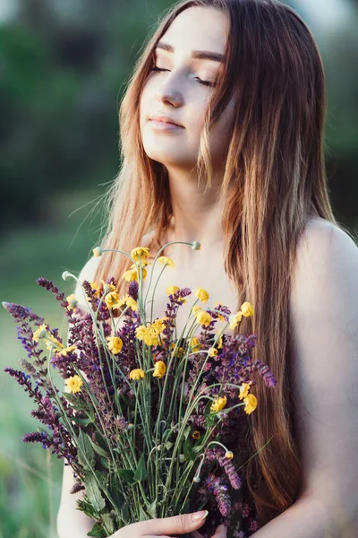 Belle Fille Avec Bouquet Fleurs Sauvages Sur Prairie Jeune Femme — Photo