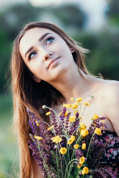 Menina Bonita Com Buquê Flores Silvestres Prado Jovem Com Cabelos — Fotografia de Stock