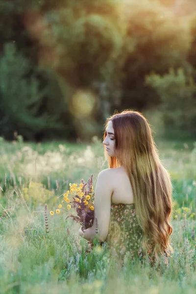 Bella Ragazza Raccogliere Fiori Sul Campo Giovane Donna Con Capelli — Foto Stock