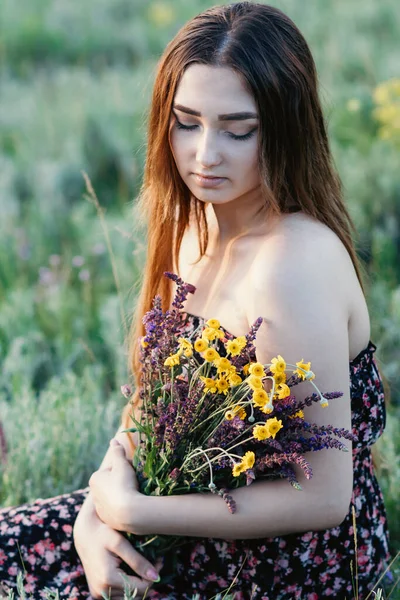 Piękna Dziewczyna Bukietem Dzikich Kwiatów Łące Młoda Kobieta Długimi Włosami — Zdjęcie stockowe