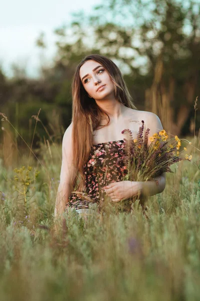 Hermosa Chica Recoger Flores Campo Mujer Joven Con Pelo Largo — Foto de Stock