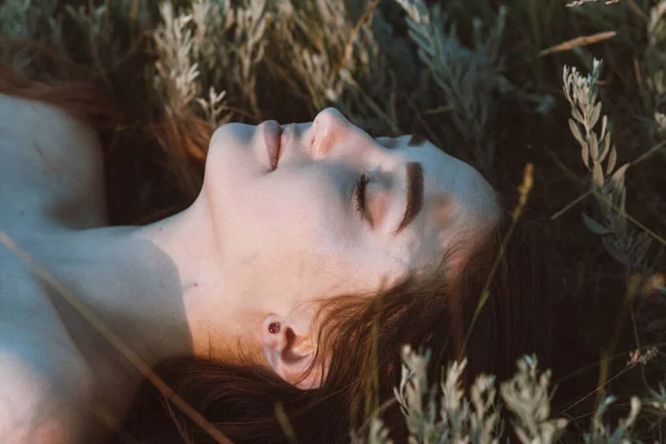 美丽女孩的近照躺在草地上 年轻女人的长发是自然的 夏天的照片是村里的 — 图库照片