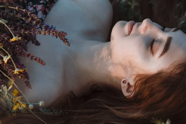 Primo Piano Volto Bella Ragazza Sdraiata Sull Erba Con Bouquet — Foto Stock