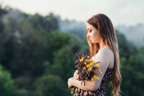 Çayırda Bir Buket Kır Çiçeğiyle Güzel Bir Kız Uzun Saçlı — Stok fotoğraf
