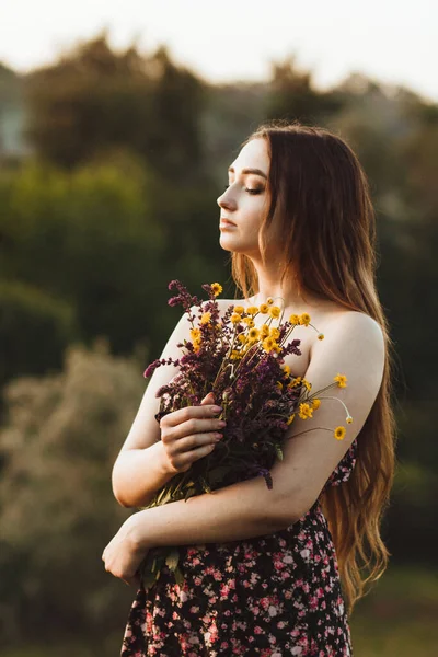 Menina Bonita Com Buquê Flores Silvestres Prado Jovem Com Cabelos — Fotografia de Stock