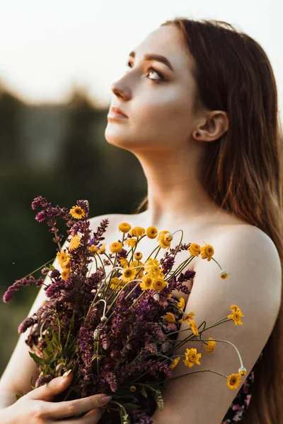 Schöne Mädchen Mit Strauß Von Wildblumen Auf Der Wiese Junge — Stockfoto