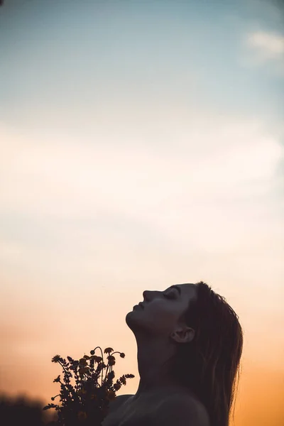 Gün Batımında Bulutlu Gökyüzünün Arka Planında Bir Buket Kır Çiçeğiyle — Stok fotoğraf