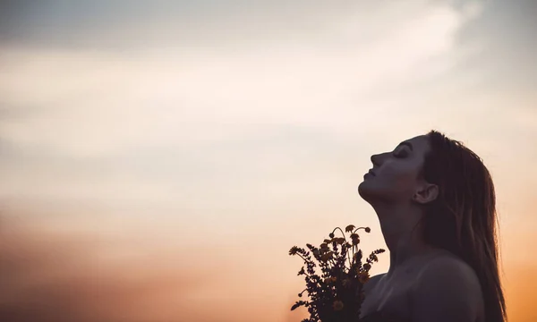 Silhouette Bella Ragazza Con Mazzo Fiori Campo Sullo Sfondo Del — Foto Stock