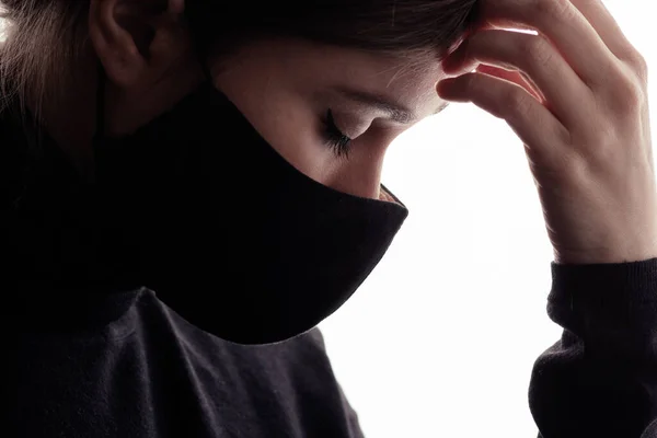 Silhouet Profiel Van Jonge Vrouw Denken Beschermende Masker Witte Studio — Stockfoto