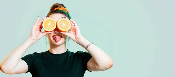 Retrato Uma Bela Menina Positiva Com Metades Laranja Como Óculos — Fotografia de Stock