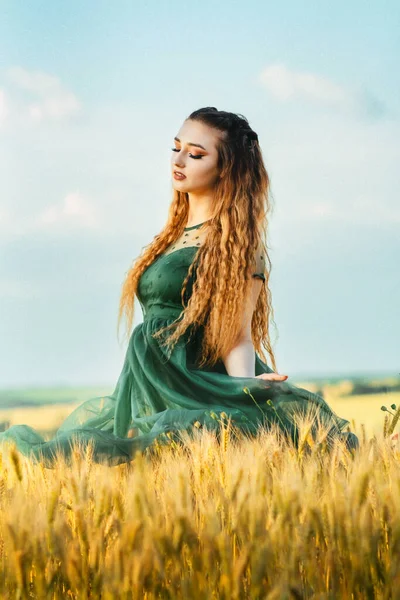 Mujer Romántica Vestido Verde Caminando Campo Trigo Chica Con Pelo — Foto de Stock