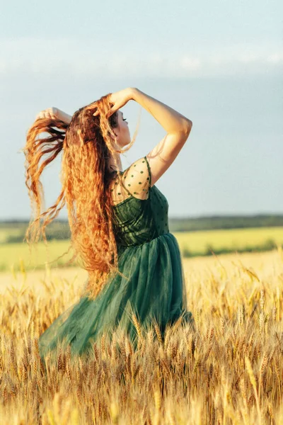 Bella Donna Abito Verde Con Capelli Lunghi Volanti Ragazza Che — Foto Stock