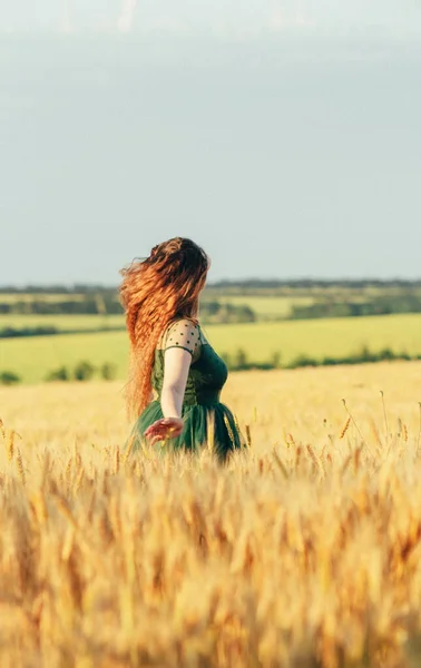 Женщина Зеленом Платье Летящими Длинными Волосами Девушка Гуляющая Поле Пшеницы — стоковое фото