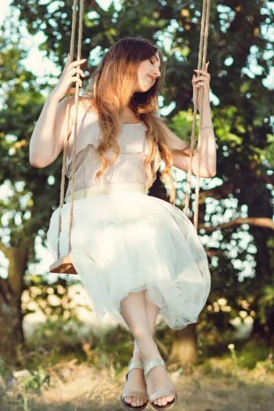 Bela Menina Feliz Com Cabelos Longos Balançando Balanço Corda Natureza — Fotografia de Stock