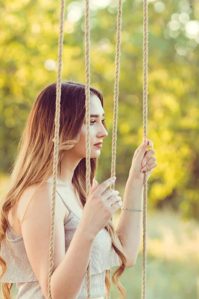 Menina Bonita Com Cabelos Longos Balançando Balanço Corda Natureza Verão — Fotografia de Stock