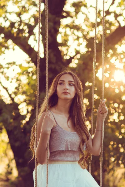 Menina Bonita Com Cabelos Longos Balançando Balanço Corda Natureza Verão — Fotografia de Stock