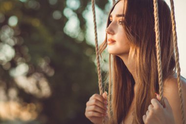 Düşünceli kız halatla sallanıyor yaz doğasında, genç kadın yalnızlık, boş zaman aktivitesi, yaşam tarzı konsepti