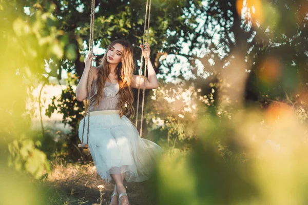 Chica Romántica Con Pelo Largo Balanceo Cuerda Columpio Naturaleza Verano — Foto de Stock