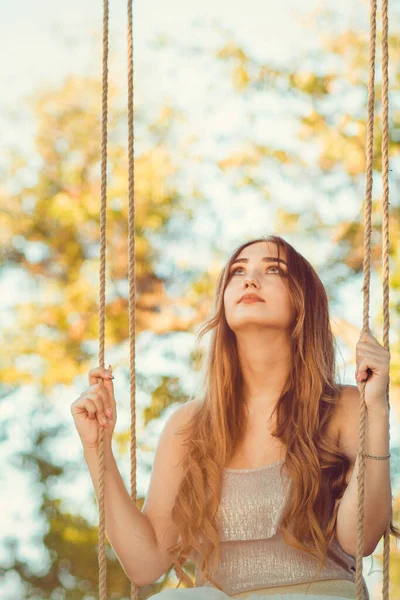 Bella Ragazza Con Capelli Lunghi Oscillazione Sulla Corda Swing Sulla — Foto Stock