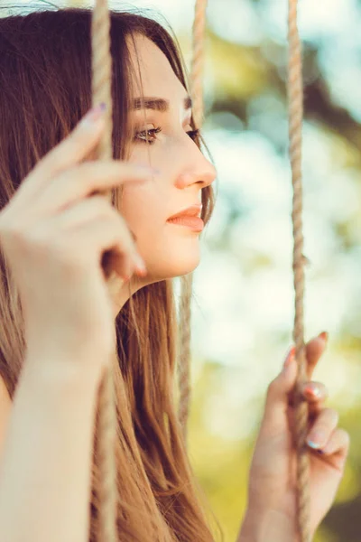 Piękna Dziewczyna Długimi Włosami Kołysząc Się Huśtawce Linowej Letniej Przyrodzie — Zdjęcie stockowe