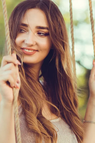 夏の大自然のロープスイングで髪が長い幸せな女の子 若い女性がリラックス レジャー活動 ライフスタイルのコンセプト — ストック写真