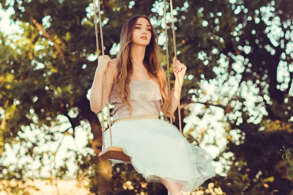 Menina Bonita Com Cabelos Longos Balançando Balanço Corda Natureza Verão — Fotografia de Stock