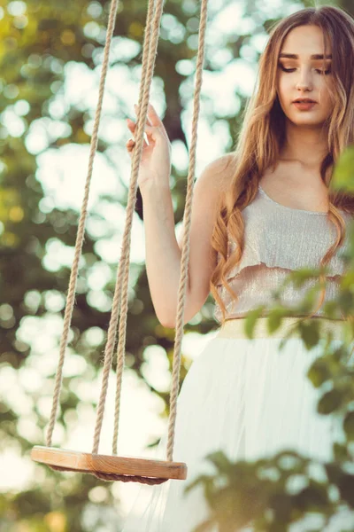 Menina Bonita Com Cabelos Longos Balançando Balanço Corda Natureza Verão — Fotografia de Stock