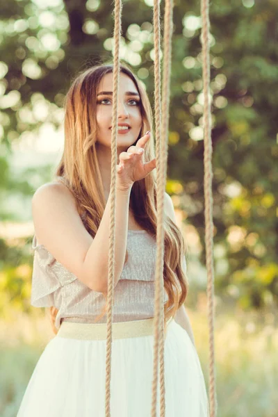 Menina Feliz Com Cabelo Longo Balançando Balanço Corda Natureza Verão — Fotografia de Stock