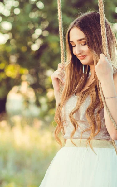 Fille Heureuse Avec Les Cheveux Longs Balançant Sur Corde Balançant — Photo