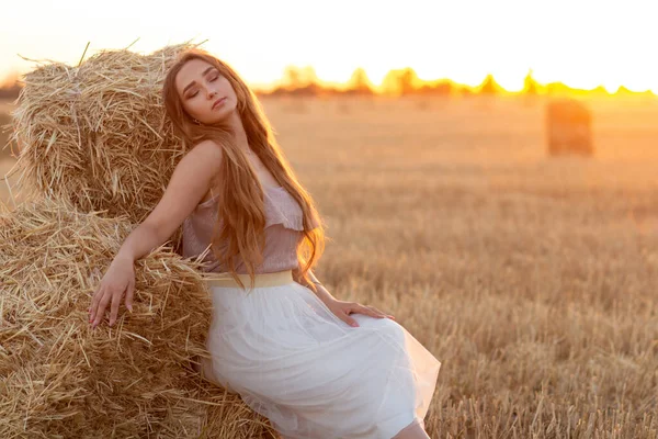 Mujer Feliz Sentado Pila Heno Caminando Noche Verano Hermosa Chica —  Fotos de Stock