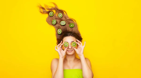 Menina Com Uma Fruta Kiwi — Fotografia de Stock