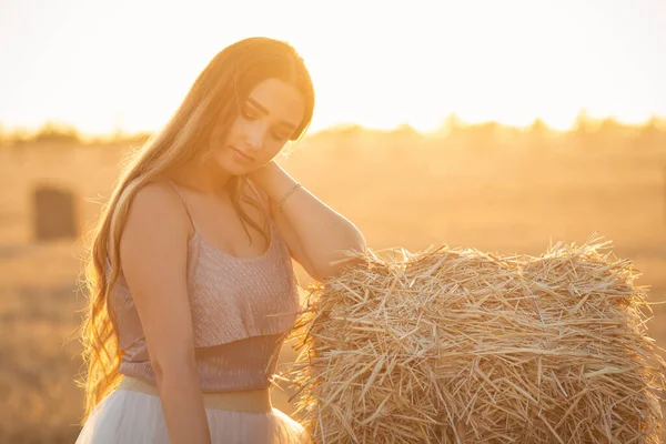 Joven Mujer Apoyan Pajar Caminar Noche Verano Hermosa Chica Romántica — Foto de Stock