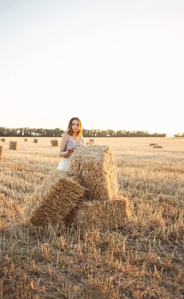 Jeune Femme Maigre Sur Meule Foin Marche Dans Soirée Été — Photo